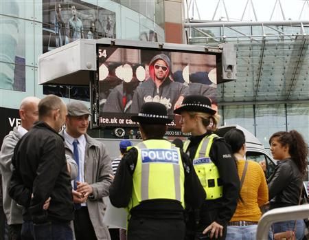 Telão erguido pela polícia de Birmingham exibe suspeitos de participação nos distúrbios dos últimos dias na Grã-Bretanha | Reuters