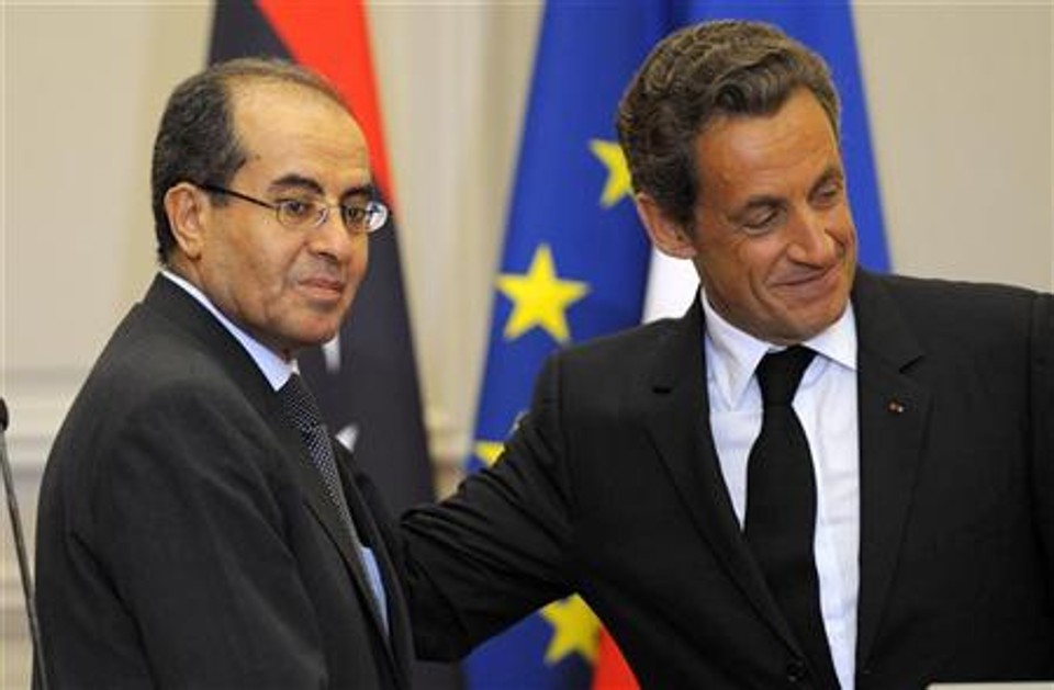 O presidente da França, Nicolas Sarkozy (direita) e o líder rebelde líbio Mahmoud Jibril, em coletiva de imprensa em Paris. Sarkozy disse que a Françaa continuará as operações militares na Líbia por quanto tempo os rebeldes precisarem | Reuters