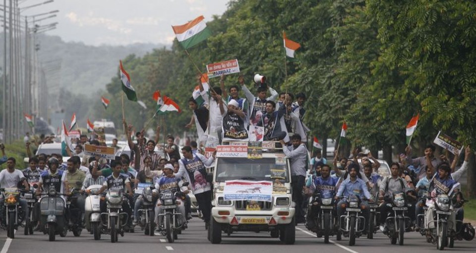 Manifestantes protestaram pela libertação do ativista indiano Anna Hazare | Reuters