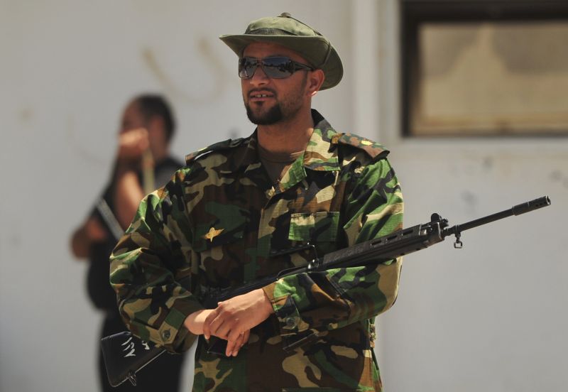 Rebelde patrulha proximidades do Conselho Nacional de Transição (CNT), em Benghazi | Reuters