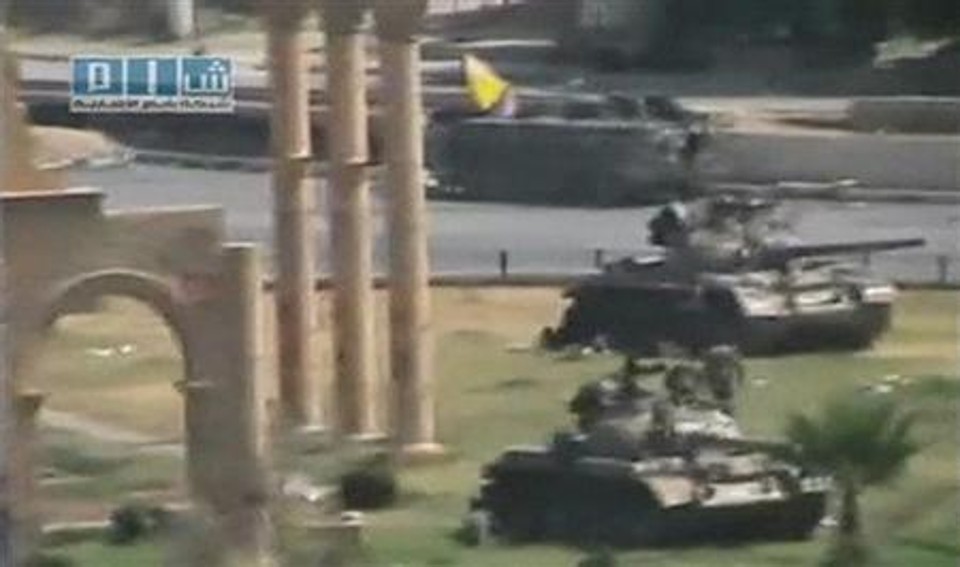 Tanques estacionados na cidade de Hama, em imagem de vídeo publicada em uma rede social. Tanques sírios bombardearam nesta segunda-feira, pelo segundo dia consecutivo, a cidade de Hama, cenário de um massacre contra dissidentes em 1982. Pelo menos quatro civis morreram no bairro residencial de Hamidiyah, segundo moradores | REUTERS/Mídia social via Reuters TV