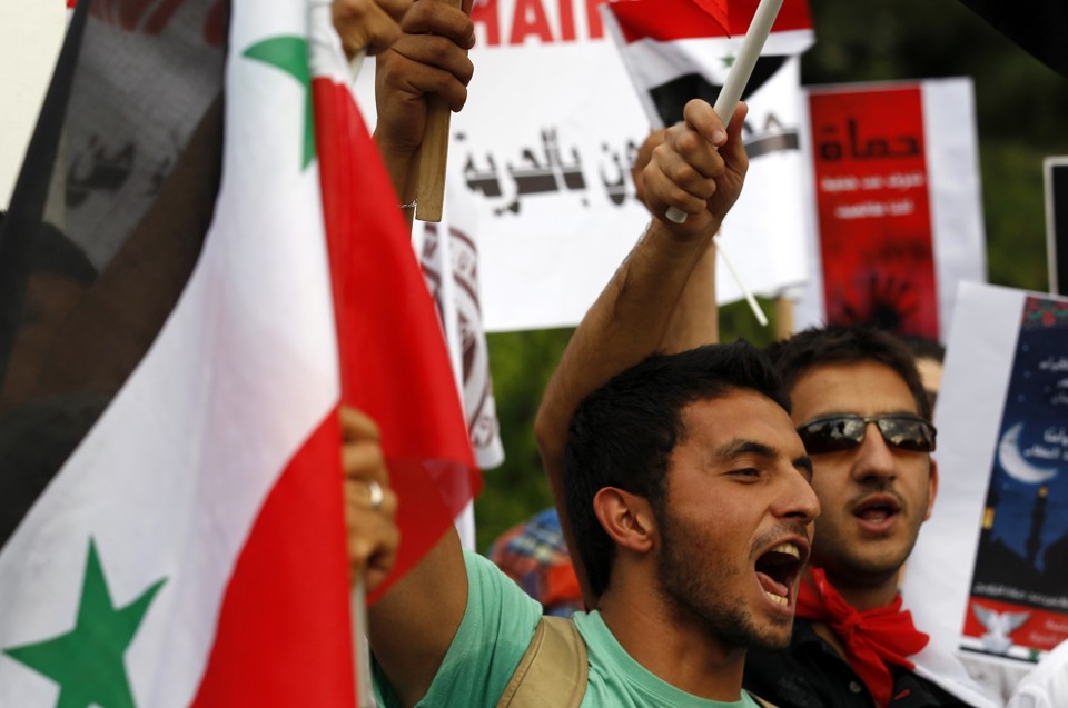 Protestantes se manifestam contra presidente Bashar al-Assad em frente à Embaixada Síria em Ankara, na Turquia | REUTERS/Umit Bektas