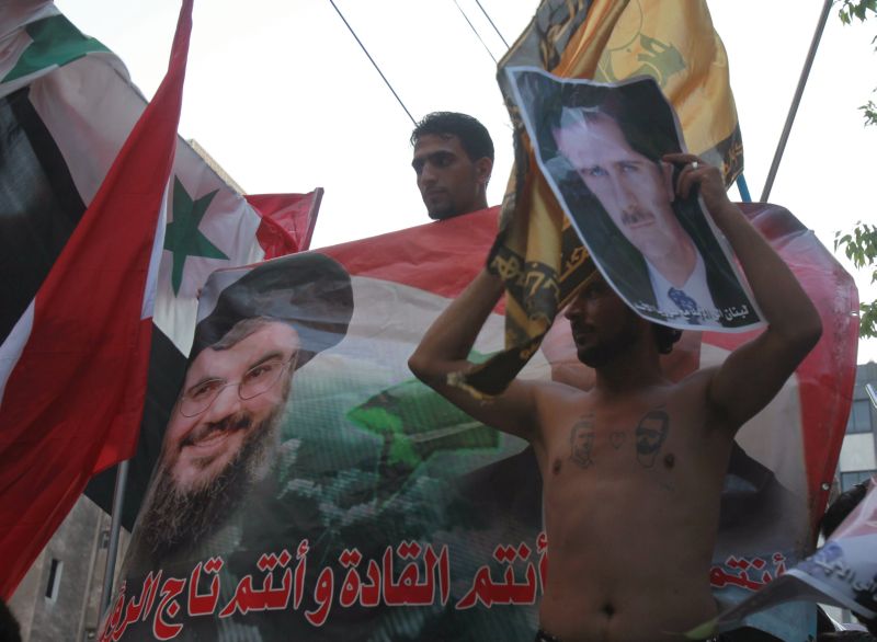 Cartazes do presidente Assad e do líder do Hezbollah, Nasrallah, aparecem em manifestação | Sharif Karim/Reuters