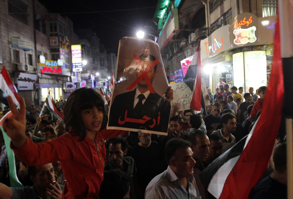 Cerca de 20 mil pessoas têm saído diariamente às ruas da cidade depois das preces noturnas do Ramadã para exigir a renúncia de Assad, segundo relato de um universitário | Reuters