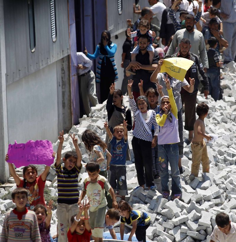 Sírios protestam contra o presidente Bashar Assad no campo de refugiados em Yayladagi, na Turquia | Umit Bektas/Reuters