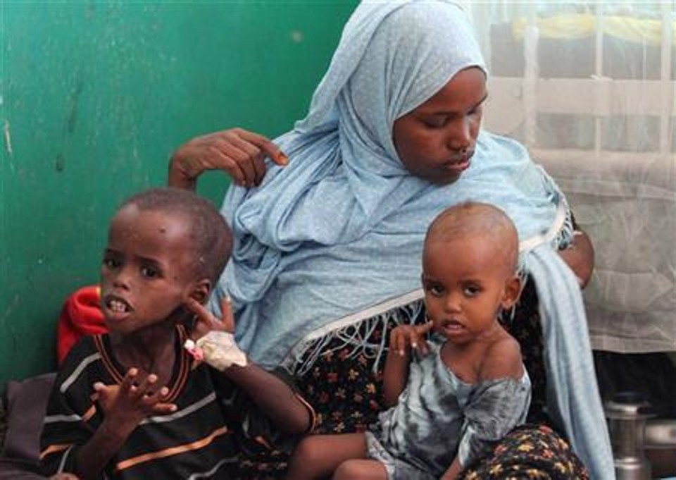 Milhares de pessoas que fugiram da fome na Somália, enfraquecidas por meses de seca no país, começaram nesta segunda-feira o período de jejum do mês muçulmano do Ramadã, em meio às tendas e choças do maior acampamento de refugiados do mundo | REUTERS/Feisal Omar