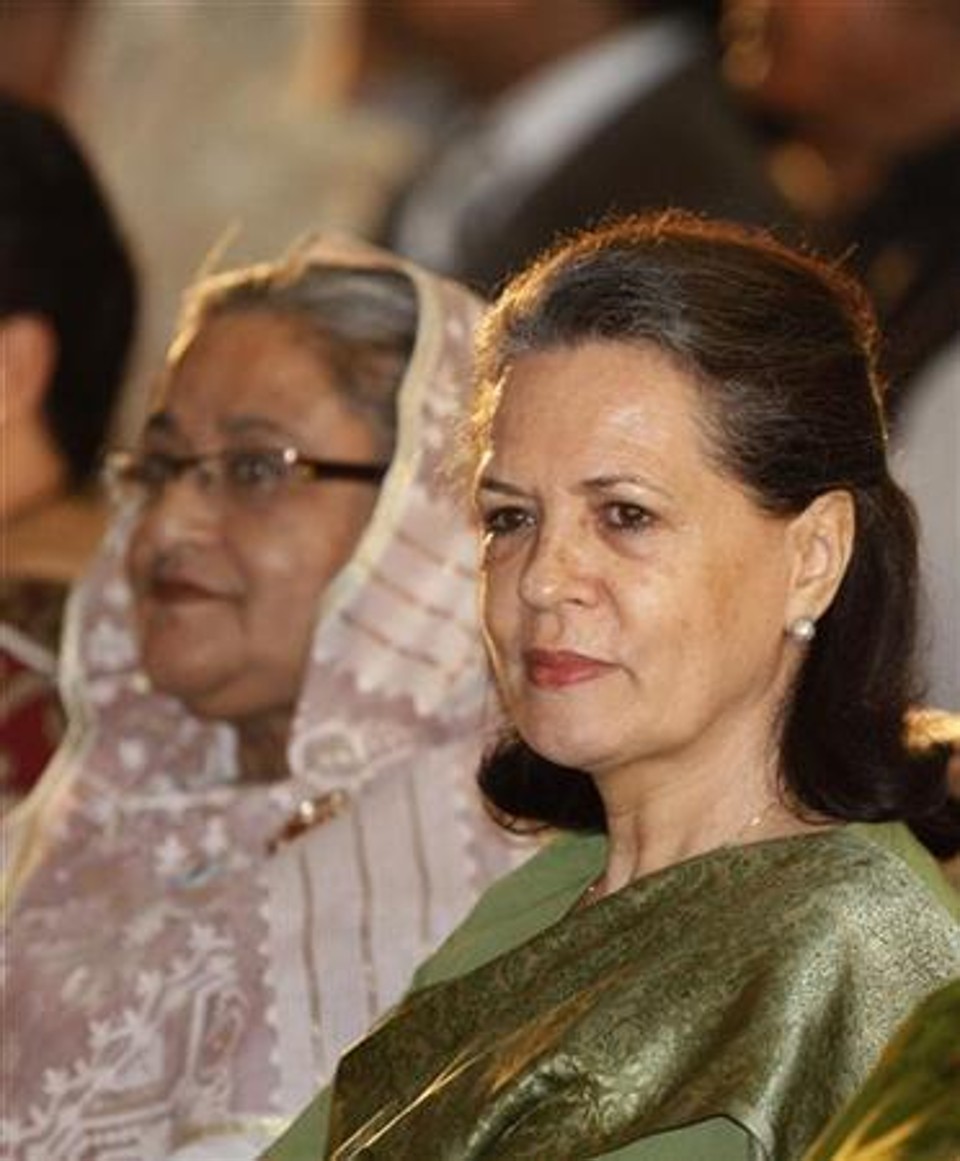 Líder do Partido do Congresso da Índia, Sonia Gandhi (dir), e a premiê do Bangladesh, Sheikh Hasina, durante coletiva de imprensa em Daca. A doença da mais poderosa líder política da Índia pode dar início a uma arriscada sucessão que levaria seu inexperiente filho Rahul ao poder | REUTERS/Andrew Biraj