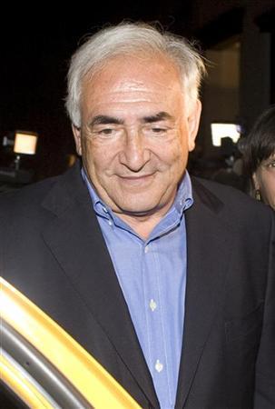 Ex-chefe do FMI, Dominique Strauss-Kahn, deixa o restaurante L"Artusi, em Nova York, na terça-feira. Exonerado das acusações de agressão sexual, Strauss-Kahn pode voltar à França dentro de poucos dias, mas pode não ter uma recepção de herói, se depender dos editoriais de jornais e das cautelosas declarações de seus aliados socialistas | REUTERS/Allison Joyce