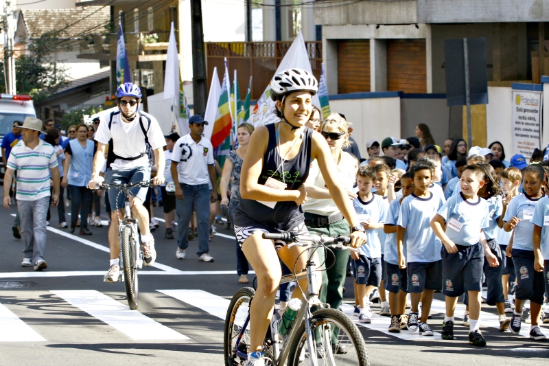 Ciclistas e pedestres tomaram conta de rua no centro de Londrina | Gilberto Abelha/Jornal de Londrina
