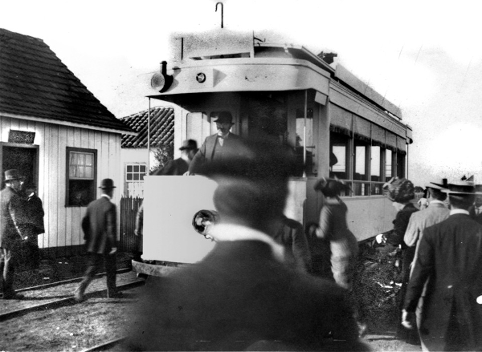 Bonde elétrico. Em janeiro de 1913 começaram a circular em Curitiba os bondes elétricos, que serviram à população até julho de 1952. Curiosamente, o último desses veículos a viajar pelos trilhos da cidade fez o percurso do ponto final do bairro do Portão para a estação que ficava na Rua Barão do Rio Branco. A fotografia mostra a chegada do primeiro bonde ao ponto final do Portão, em janeiro de 1913 |