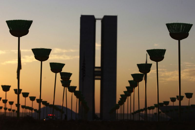 As 594 vassouras instaladas em Brasília representam o número de parlamentares brasileiros | Ueslei Marcelino/Reuters
