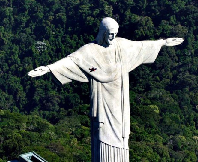 Paranaense Luigi Cani salta e passa muito perto do Cristo Redentor, no Rio |
