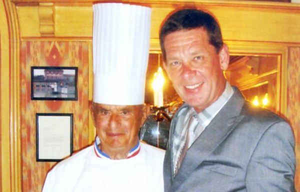 O curitibano Junior Durski, à direita, posa em Lyon (França) com a lenda viva da gastronomia mundial, o chef Paul Bocuse, de quem é discípulo. Pontuação máxima no Guia Michelin:três estrelas, onde pontifica há 40 anos. É detentor da ambicionada Legião de Honra, que lhe foi concedida pelo presidente Giscard dEstaing | Divulgação