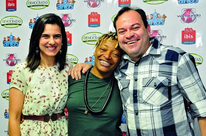 Martnália fechou a série de apresentações do Carnaval de Inverno do bar Aos Democratas, no último dia 30, em comemoração aos oito anos da casa. Entre os espectadores estavam o juiz Fernando Ganem, vice-presidente da Associação dos Magistrados do Paraná, e sua mulher, Keila |