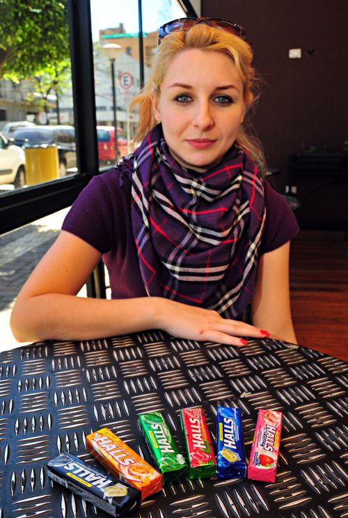 A maior tristeza da minha vida é saber que nunca mais comerei um Halls de uva verde. Já tem uns cinco meses que isso está me deprimindo. - Natália Casado, publicitária, que usou o Twitter para pedir a volta do sabor uva verde | Marcos Labanca/ Gazeta do Povo