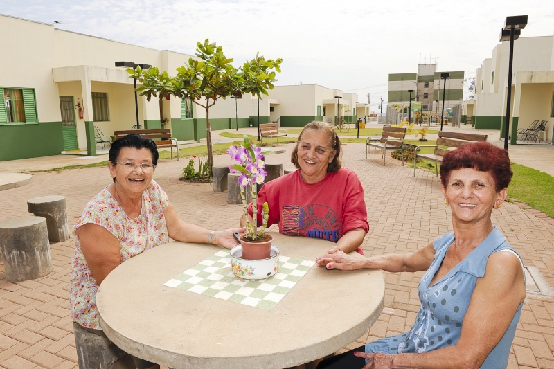 Maria Tereza de Jesus, Maria Pereira Camacho e Marina Maria de Figueiredo vivem no Parque Residencial Cidade Nova, em Maringá, espaço adaptado aos idosos | Fábio Dias/ Gazeta do Povo
