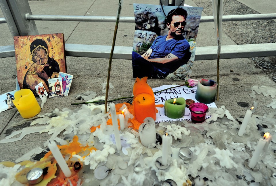 Velas foram acesas em frente à sede da TVN, emissora do apresentador Felipe Camiroaga que estava no voo | Martin Bernetti/AFP