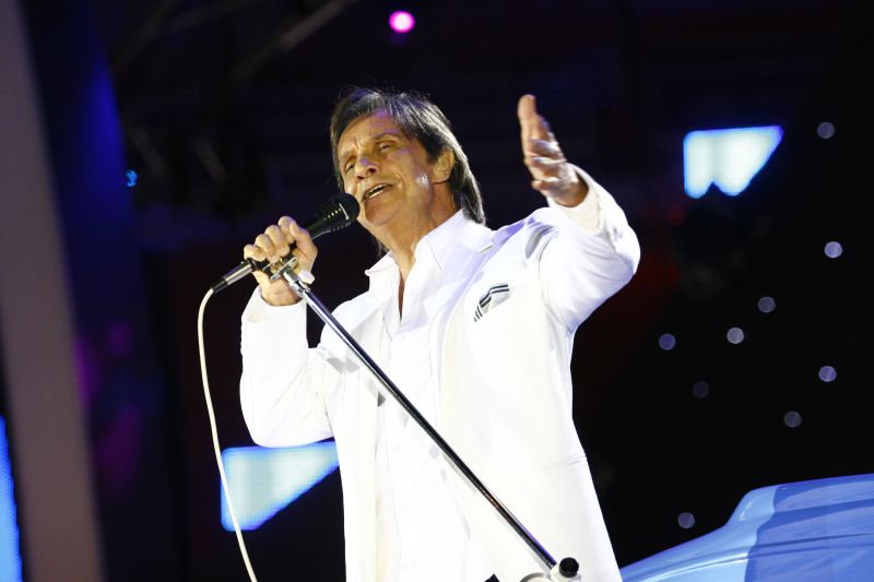 O tradicional figurino azul e branco de Roberto Carlos vai combinar com as cores nacionais do Estado de Israel | Divulgação