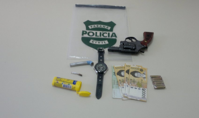 Com os suspeitos, a Polícia Civil encontrou uma arma roubada em Ponta Grossa, munições, drogas e dinheiro da Coreia do Sul | Rodrigo Batista/Gazeta do Povo