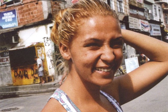 Pessoas sorridentes da Favela da Maré, no Rio, 