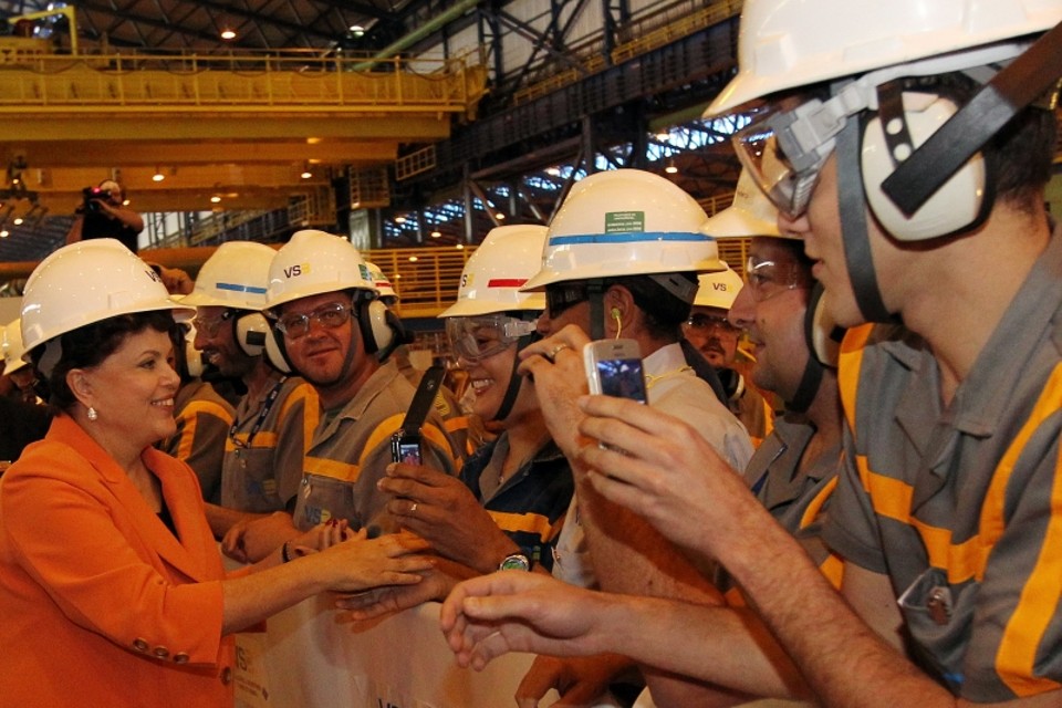 Presidenta Dilma Rousseff cumprimenta operários durante inauguração do complexo siderúrgico da Vallourec & Sumitomo Tubos do Brasil (VSB) | Roberto Stuckert Filho/PR