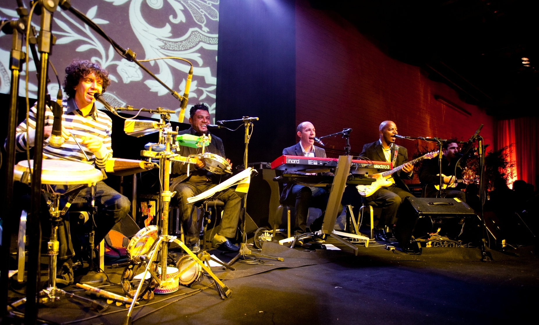 Grupo Sambô, que se apresenta em Maringá no sábado (17), se tornou conhecido em todo o Brasil por fazer dos clássicos do rock músicas de samba | Divulgação