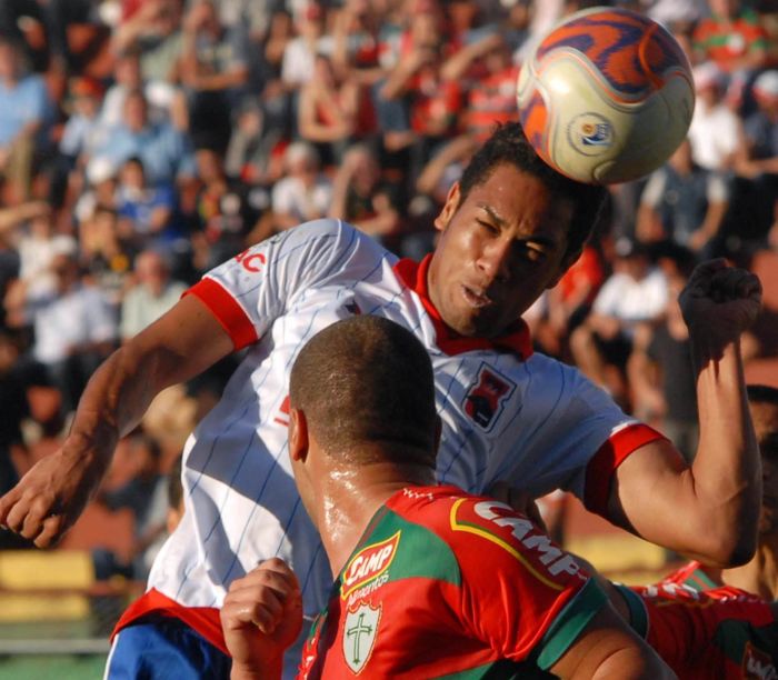 O zagueiro Brinner ganha o lance pelo alto na derrota do Paraná diante da Portuguesa, por 2 a 1 | Alan Morici/ Futurapress