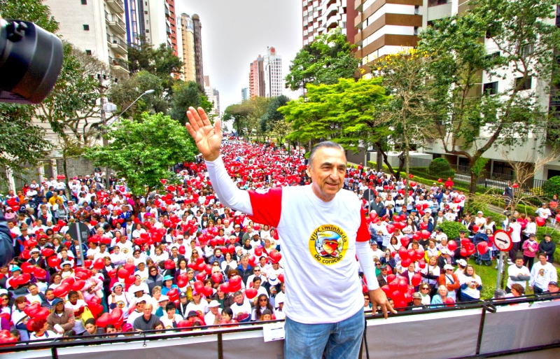 O cardiologista Costantino Costantini liderou, no último domingo, a sétima edição da Caminhada do Coração, promovida por seu hospital. Milhares de pessoas acompanharam a marcha, realizada anualmente para alertar as pessoas para a importância da atividade física | Sérgio Mendonça