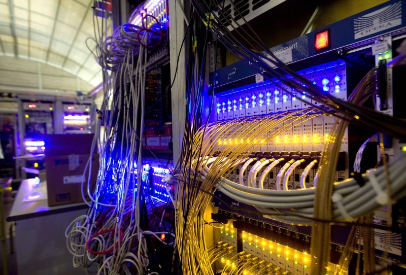 Equipamento integrante do experimento Opera, que levou três anos estudando os neutrinos para descobrir que a partícula pode viajar 90 nanossegundos acima da velocidade da luz | Reuters