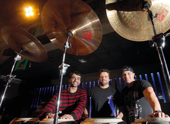 Os DJs Leozinho, Rodrigo Paciornik e Fabrício Peçanha: formato das apresentações, que têm bateria e intervenções de vídeo, é inspirado em shows de bandas |