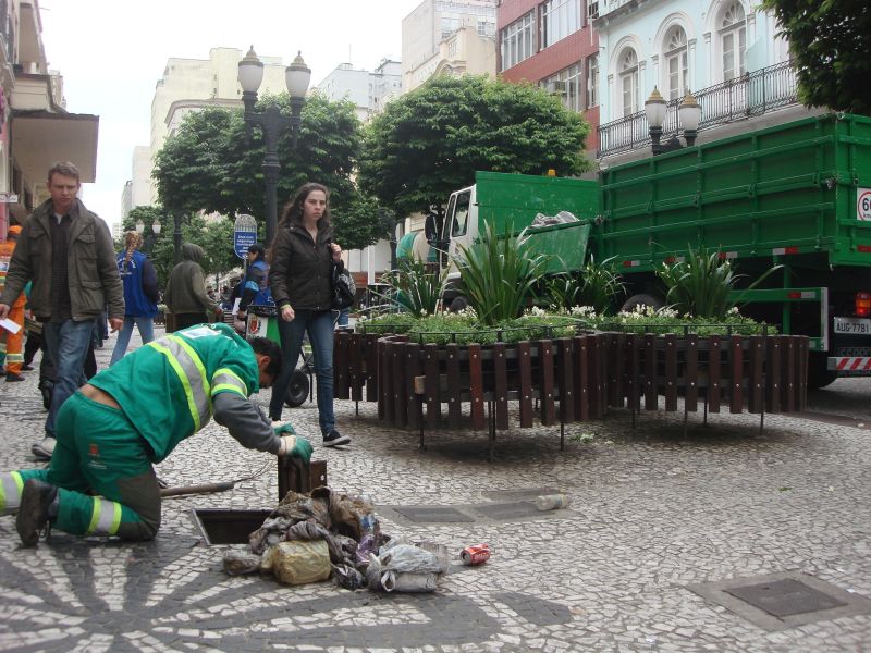 Galerias de água e dos fios de energia elétrica do calçadão da Rua XV passaram por uma limpeza nesta quinta-feira | Divulgação: Cintia Monteiro / Omar Camargo CCV
