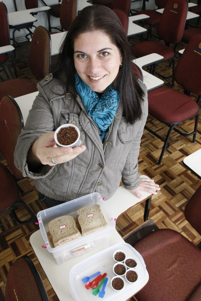 Estudante de Turismo, Luana de Oliveira vende brigadeiros, saunduíches e caixinhas de suco | 
