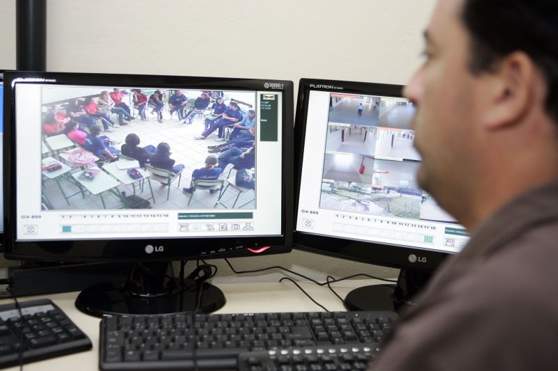 Câmera na sala de aula no Instituto de Educação Pietro Martinez, em Ponta Grossa | Henry Milleo/Gazeta do Povo