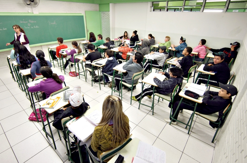 Com sala lotada, professora da Escola Estadual Cecília Meireles disputa espaço com as carteiras dos alunos em Curitiba | Valterci Santos/ Gazeta do Povo