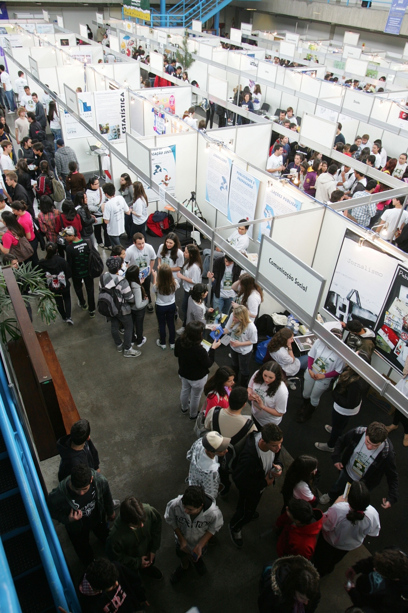 Centenas de estudantes foram conhecer os cursos da UFPR na Feira de Profissões | Ivonaldo Alexandre/Gazeta do Povo
