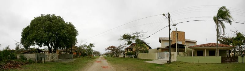 A Rua Flamboyant, em Pontal do Sul, fica a 400 metros da linha do mar. Cortada ao meio, divide a classificação dos terrenos. Os do lado direito estão em área de marinha | Antônio More/ Gazeta do Povo