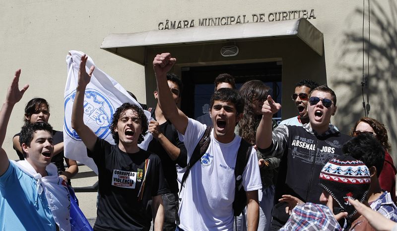Estudantes protestaram ontem em frente da Câmara: pedido de punição | Jonathan Campos/ Gazeta do Povo