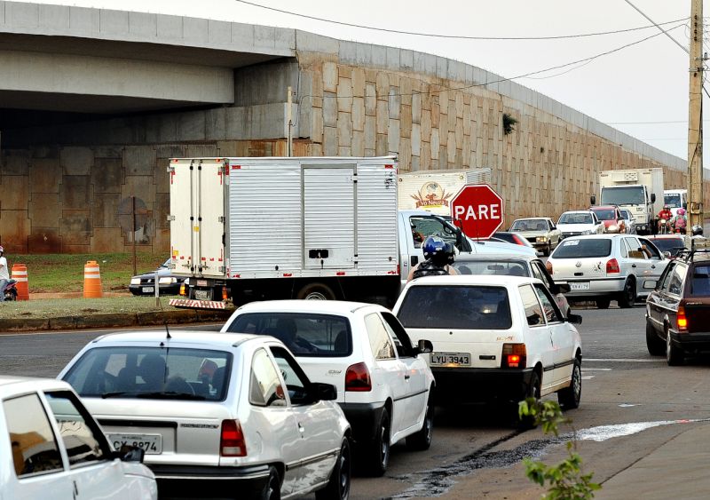 Obras inacabadas deixam o trânsito engarrafado na entrada de Maringá | Fábio Dias/Gazeta Maringá
