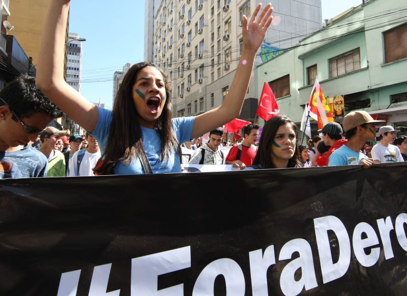 Protesto na Câmara: manifestantes dizem que vão insistir na cassação de João Cláudio Derosso | Aniele Nascimento/ Gazeta do Povo