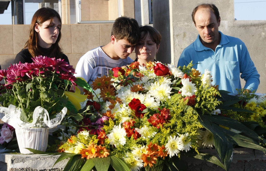 Contenda: Kelvin, Nivair e Márcio Kusman, no enterro de Lucas | Aniele Nascimento / Gazeta do Povo