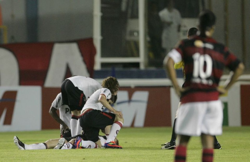 Atleticanos comemoram em meio à desolação de Ronaldinho Gaúcho: equatoriano Guerrón ofuscou o brilho do astro flamenguista | Ernesto Carriço/Ag O Dia