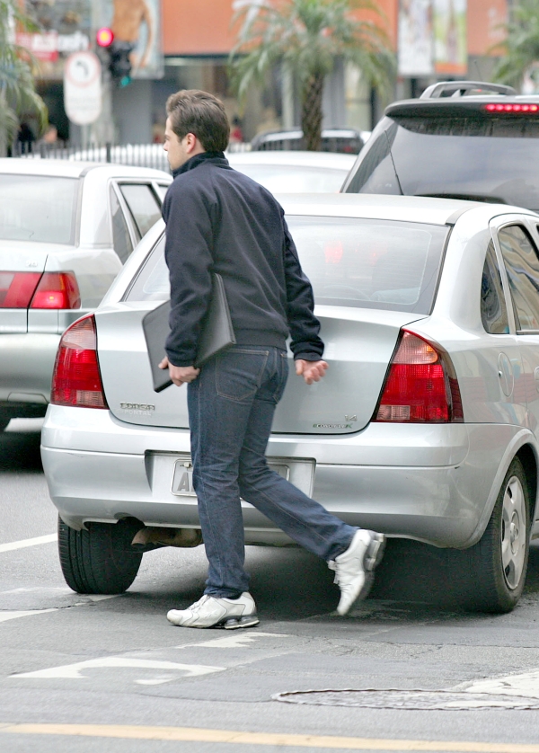 Não é difícil flagrar carros parados em cima das faixas de pedestres em Curitiba | Ivonaldo Alexandre/Gazeta do Povo
