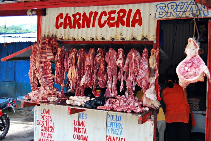 Carne in natura é comercializada livremente no Mercado de Abasto, em Ciudad del Este | Christian Rizzi/ Gazeta do Povo