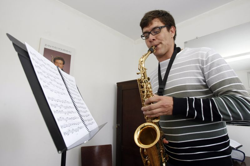 Wellington Machado da Silva toca saxofone há cinco anos e vai prestar o vestibular da Belas Artes | Antônio More/Gazeta do Povo