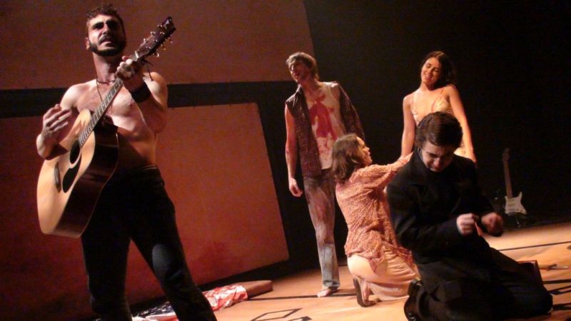 Andrew Knoll (à esq.) integra o elenco de Manson Superstar | Divulgação