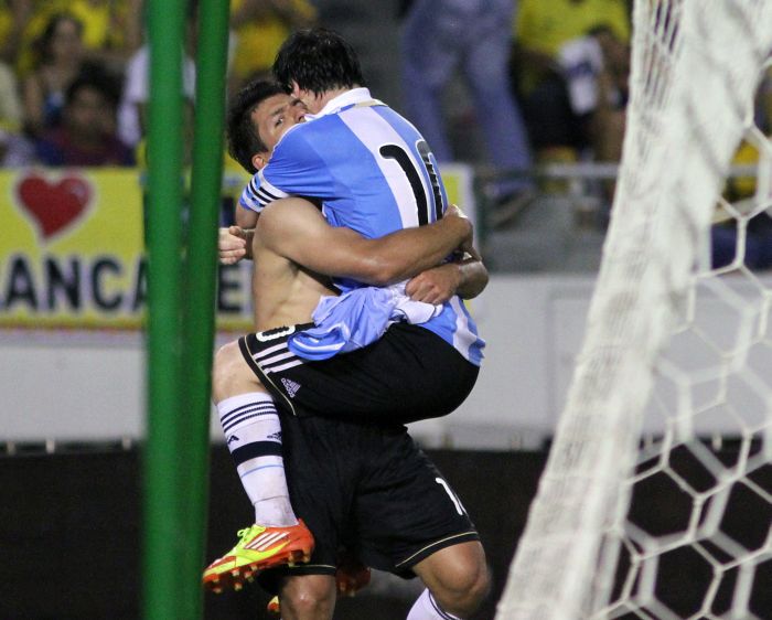 Agüero segura Lionel Messi na comemoração de um dos gols na vitória de virada sobre a Colômbia em Barranquilla | Felipe Caicedo/ AFP