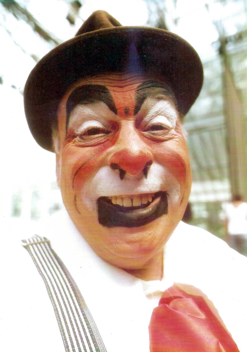 O grande Chic Chic, palhaço que encantou gerações de piás curitibanos, está sendo homenageado neste mês pela Fundação Cultural de Curitiba com um espetáculo que percorrerá os bairros da cidade. As apresentações do show circense Homenagem ao Mestre Chic Chic Jr. será nas escolas municipais. Hoje tem marmelada na Escola América da Costa Sabóia, na Vila Verde (CIC). Laffayette Danton Queirolo, o Chic Chic, nasceu em 1931 e deixou de fazer graça em 1996 | Divulgação