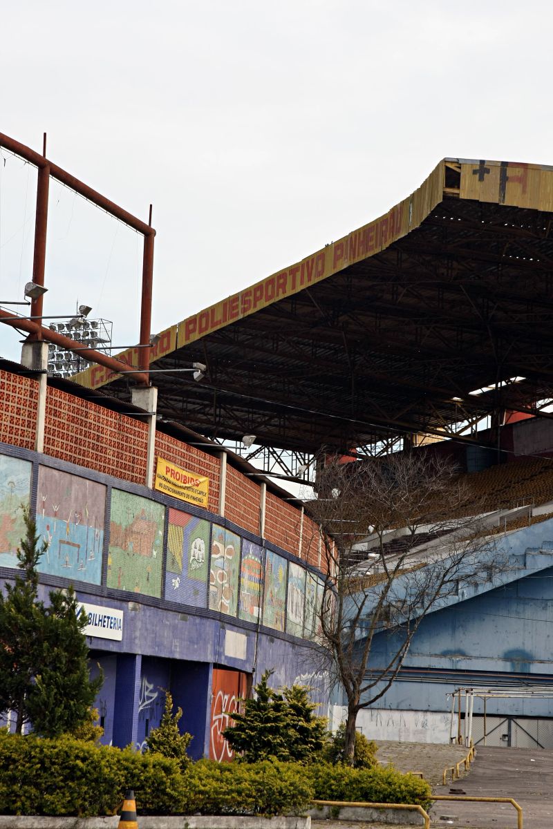 Porta de entrada do Estádio Pinheirão: negociação da área irá permitir à Federação Paranaense de Futebol quitar suas dívidas, estimadas em R$ 50 milhões | Marcelo Elias/ Gazeta do Povo