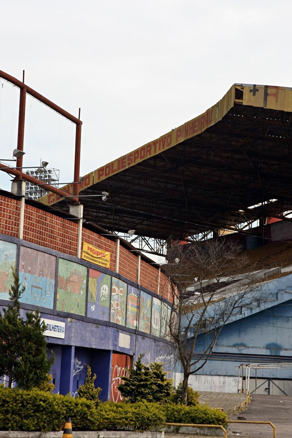 Porta de entrada do Estádio Pinheirão: negociação da área irá permitir à Federação Paranaense de Futebol quitar suas dívidas, estimadas em R$ 50 milhões | Marcelo Elias/ Gazeta do Povo