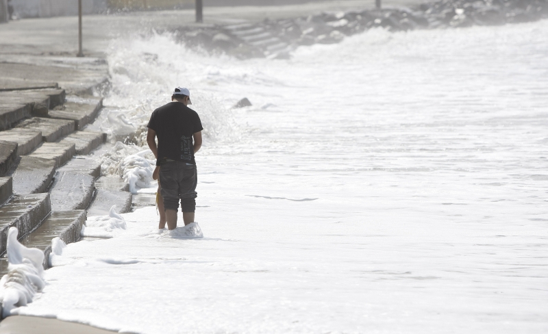 Enquanto sonham com o início das obras de engorda, os matinhenses convivem com os estragos causados pela ressaca | Jonathan Campos/ Gazeta do Povo